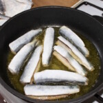 na patelni smażą się tuszki śledziowe