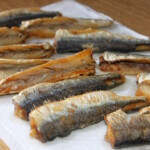 usmażone tuszki śledziowe suszą się na ręcznikach papierowych