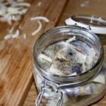 pokrojone w paski filety śledziowe ułożone w słoiczku