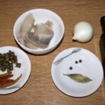 Śledzie z kaparami i papryczką chilli