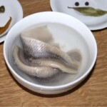 filety śledziowe moczą się w wodzie w misce