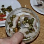 Śledzie z kaparami i papryczką chilli