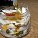 Śledzie z kaparami i papryczką chilli