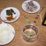 Śledzie pokrojone w małe kawałki, następnie polane olejem i podawane z kaparami, cebulą i papryczkami chilli na ostro.