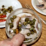 śledzie z kaparami i papryczką chilli w słoiczku