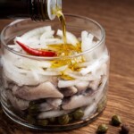 śledzie z kaparami i papryczką chilli w słoiczku
