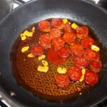 na patelni smażą się plasterki kiełbasy chorizo