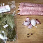 kiełbaski surowe z Tyrolu oraz przyprawy