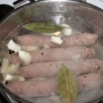 kiełbaski surowe z Tyrolu gotują się w garnku