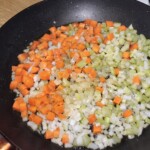na dużej patelni smaży się soffritto czyli drobno krojone marchewka, seler naciowy i cebula