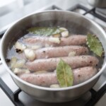 kiełbasa włoskie gotują się w garnku