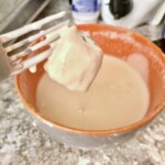 kawałek ryby w cieście przed smażeniem