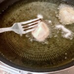 kawałek ryby w cieście przed smażeniem