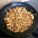 pokrojone grzyby kurki duszą się na patelni
