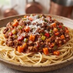 spaghetti alla bolognese podane na talerzu