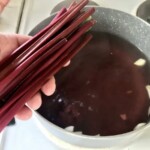 w garnku gotują się łodygi botwinki