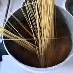 w garnku gotuje się makaron spaghetti