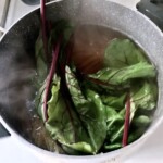 w garnku gotują się liście botwinki