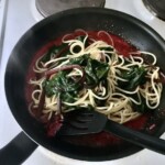 spaghetti z pesto z buraka i chilli