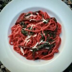 spaghetti z pesto z buraka i chilli