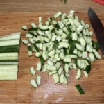 pokrojony drobno świeży ogórek