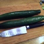 dwa długie ogórki na desce kuchennej