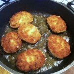 Sznycle mielone smażą się na patelni