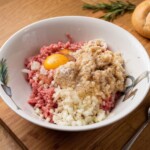 sznycle mielone w trakcie przygotowania