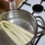 białe szparagi gotują się w garnku