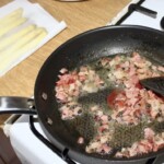 na patelni smaży się pokrojona drobno szynka