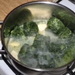 w garnku roztapia się z masłem szpinak w kostkach