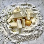 składniki kruchego ciasta na blacie kuchennym