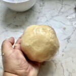 kula kruchego ciasta na dłoni