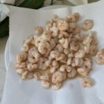 usmażone obrane krewetki koktajlowe leżą na ręczniku papierowym