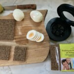 kromki ciemnego chleba oraz plastry ugotowanego jajka