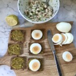 kromki ciemnego chleba oraz plastry ugotowanego jajka