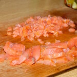 posiekany łosoś wędzony leży na desce kuchennej