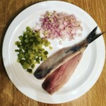 matjas śledzi holenderski dwa filety na talerzu