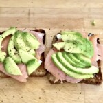 Tosty z łososiem wędzonym i awokado