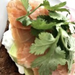 Tosty z łososiem wędzonym i awokado