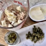tuńczykowa pasta do chleba w trakcie przygotowania