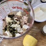 tuńczykowa pasta do chleba w trakcie przygotowania