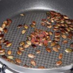 na patelni prażą się pestki dyni