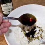 twarożek z olejem z pestek dyni ze Styrii w trakcie przygotowania