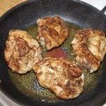 udka z kurczaka smażą się na patelni