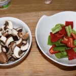 pokrojone kolorowe papryki i pieczarki w miskach