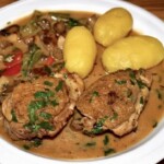 Udka z kurczaka duszone z papryką i pieczarkami