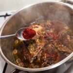 udka z kurczaka duszone w trakcie przygotowania