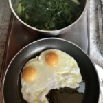 na patelni smażą się dwa jajka sadzone