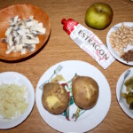 Wiedeńska sałatka śledziowa z jabłkiem i kaparami